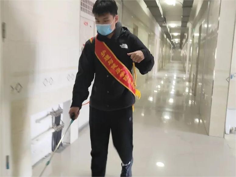 亚星yaxing221护理与健康学院进行校园消毒工作